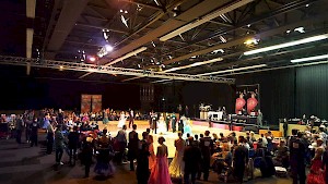 Danswedstrijden in de evenementenhal van De Meenthe Steenwijk